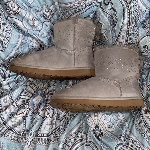 Woman’s size 11 Ugg Grey Boots ❄️ with lace up bows - Picture 4 of 8